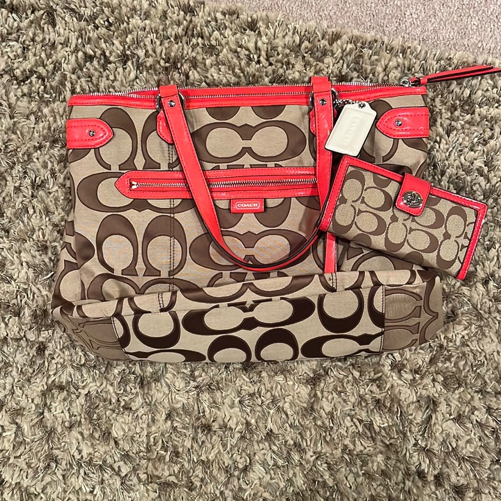 Brand new coach! Never been used. Matching purse and wallet!